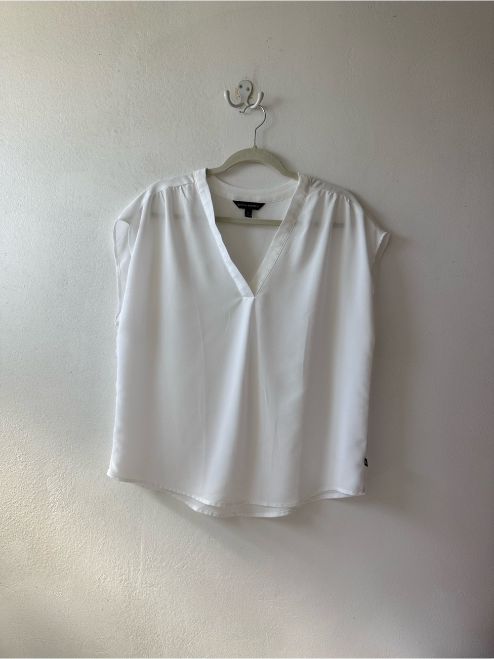 Banana Republic White V-Neck Cap Sleeve Blouse